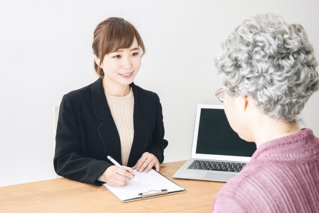 相談を受けるシニア女性と若い女性
