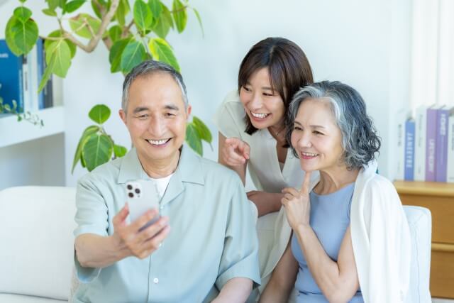 家族が楽しそうに写真を見る様子