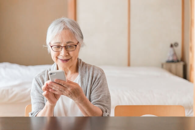 スマホ操作に慣れるシニア女性