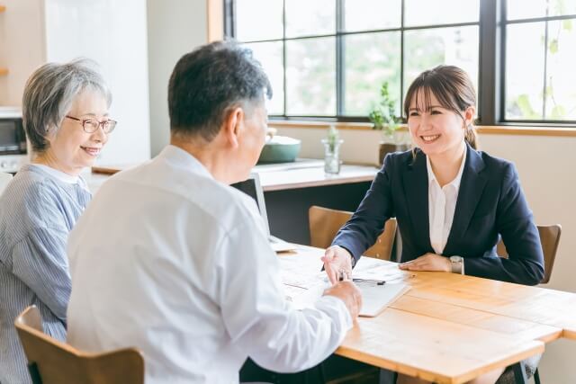 会議で意見交換する三人の大人