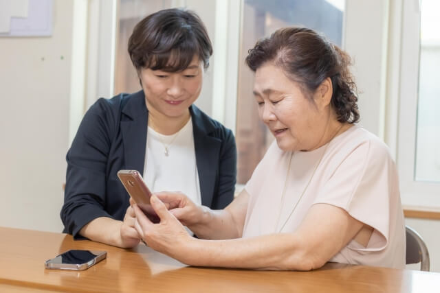 スマホを使う二人の年配の女性