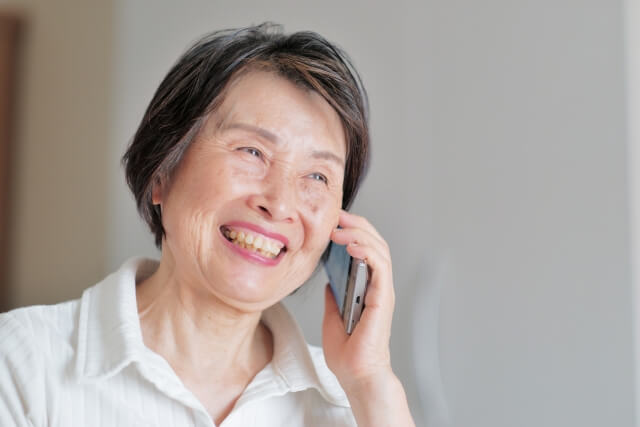 電話で笑顔の女性